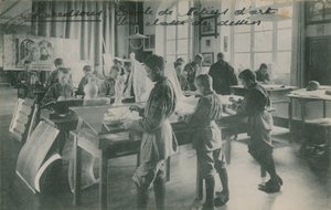 Drawing class in a school of art, France. Postcard sent in 1913 by French Photographer