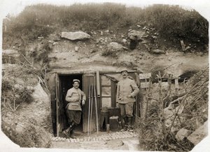 First World War: the command post of Lieutenant De Benedetti, the secretary on the left, the battalion warrant officer on the right. Between them, signal flares, periscope, torpedoes. May 1916