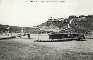 Fishers removing their net near the beaches of Sam Son, Annam. Postcard from Vietnam, Indochina. Photograph about 1912-1914