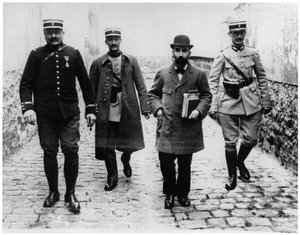 Henri Desire Landru with three policemen, c.1919