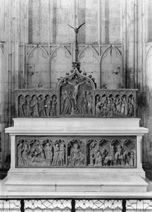 Altar and two altarpieces decorated with scenes from the life of St. Thibault and topped by a crook and the eucharistic dove