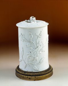 Art France: tobacco pot mounted in gold bronze. Soft porcelain of Saint Cloud