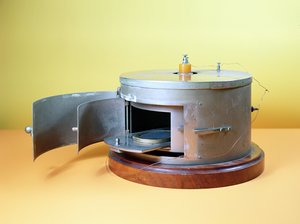 Ionisation chamber devised by Marie Curie by French School