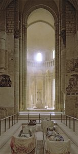 Nave and apse of the abbey church with the effigies of Henry II, King of England and his wife, Eleanor of Aquitaine