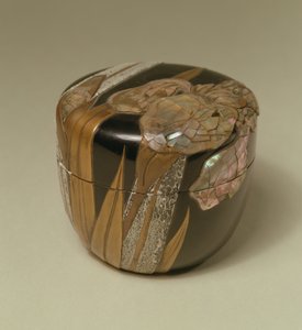 Tea jar and cover with flowering plant design in gold 