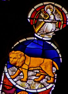 Window w114 depicting the Zodiac sign Leo