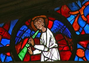 Window w141 depicting a musician angel with a shawm