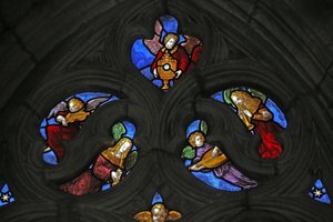 Window depicting angel musicians and the Host