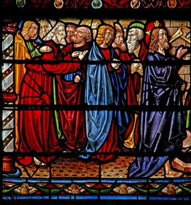 Window depicting Christ with the Apostles as Lazarus is raised from the dead