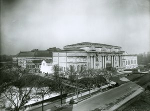 The Metropolitan Museum of Art from the southeast, New York City, 1909 by G.P. Hall und Sohn