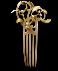 Art Nouveau: comb mistletoe in gold, scale, pearl and enamel made by Paul (1851-1915) and Henri Vever (1854-1942)