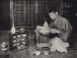Japan in 1920s: Painting china by Herbert Ponting