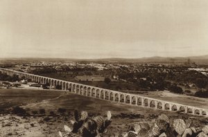 Mexico: View of Queretaro with ancient water pipe