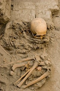The sacrificial female in the burial with the mummy bundle at Huaca El Brujo