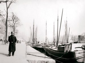 Policeman by a canal, Rotterdam
