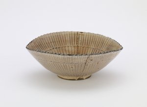 Individual serving bowl in the shape of a sedge hat, Edo period
