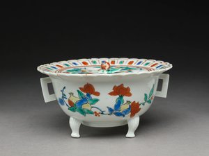 Koro bowl with a flat lid, Kakiemon related ware