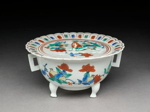 Koro bowl with a flat lid, Kakiemon related ware