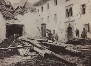 Album "Meine weltkriegs - Erinnerungen South-West Front (Carinthia, Italy, South Tyrol) 31/03/1915-12/11/1918 - Josef Zohles Wien": soldiers and rubble in Valbruna