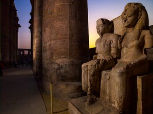 18th Dynasty; New Kingdom; Egypt, Statues of Tutankhamun and wife Ankhsenamun, 2009