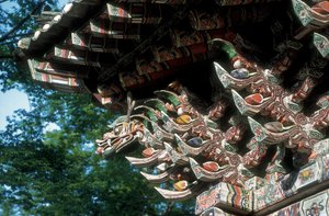 Sŏgwŏng-sa Temple, Kosan County, Kangwon Province, North Korea, detail of the roof (photo)