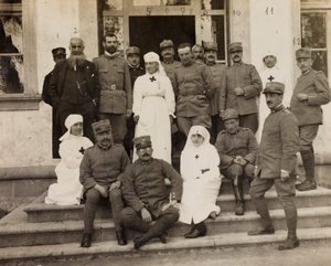 Album of the First World War in Friuli-Venezia Giulia: group portrait with officers and Red Cross nurses during the visit of the Knights of Malta at Villa Brazzà, home to 17 of the Hospital of war in Soleschiano Manzano, 25/11/1915 by L. Verdiani