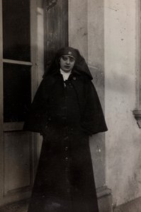 Album of the First World War in Friuli-Venezia Giulia: portrait of the Red Cross nurse Elena Bianconcini at Villa Brazzà, home to 17 of the Hospital of war in Soleschiano Manzano by L. Verdiani