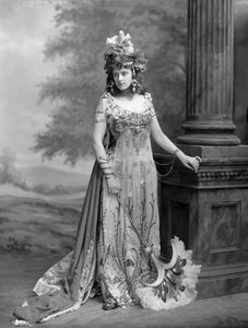Mrs. Algernon Bourke 1870-1967, née Guendoline Irene Emily Sloane-Stanley, 1897 by London . Photo studio Lafayette