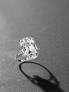 An elegant ring by Manuel Cusí