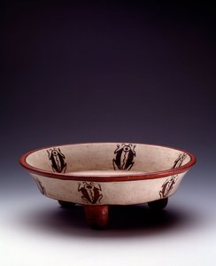 Tripod polychrome clay dish decorated with coleopteres