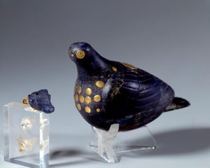 Eastern antiquity: dove in lapis lazuli and gold. From the Susa site. Medio-Elamite period (Iran). 1200 BC by Middle Elamite Period