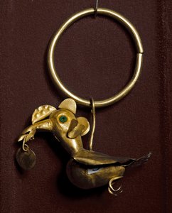 Precolombian art, Mochica culture: earring with bird in gold. 200-500 AD