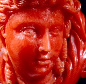 Pendent of a classical head and anaphora in Mediterranean coral and gold (detail) by Neapolitan School