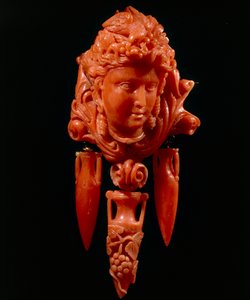 Pendant of a Classical Head and Anaphora in Mediterranean Coral and Gold by Neapolitan School