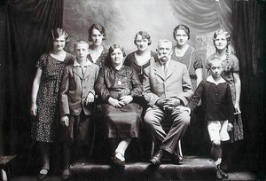 Family with numerous children, early twentieth century