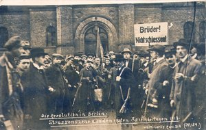 German civilians and soldiers in Berlin, November 1918