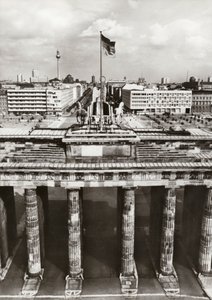 Protected by secure frontiers, the construction of the GDR capital is going on by Photographer German
