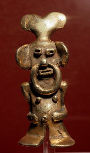 Precolombian art, Quimbaya civilization (Colombia): anthropomorphic gold statuette depicting a man with a ring in his nose. 400-1400 AD