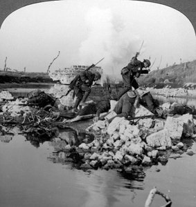British soldiers in action at the Crozat Canal, France, World War I, 1914-1918