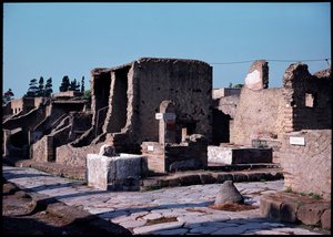 Crossroads between cardo V and lower decumanum, 5th century BC-1st century AD