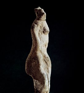 Nuragic culture: limestone statuette of Venus steatopigic, from Macomer. Dating from the prenuragic period. Cagliari, Museo Nazionale Archeologico, Sardinia, Italy