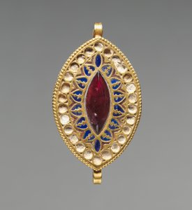 Almond-Shaped Pendant, 400-600
