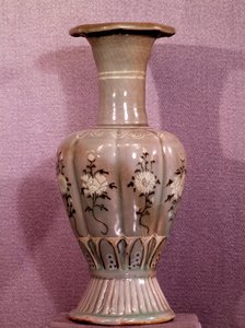 Ceramic vase decorated with flowers. Koryo period. 12th century. Museum of Fine Arts, Duksoo Palace, Korea