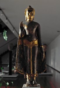 Lopburi style: abhyamudra buddha