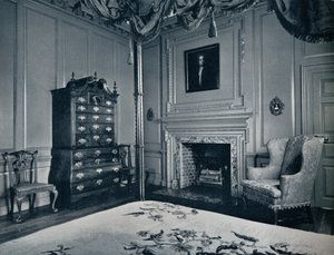 A New England Chest-on-Chest with Bombe Base in one of the bedrooms of the palace of Williamsburg by Unbekannt