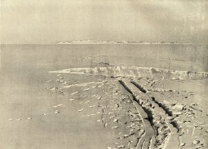 A Typical Crevasse on Level Surface, c1908 by Unbekannt