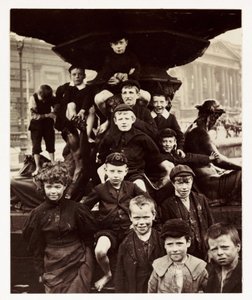 A group of children in front of the Steble fountain, Liverpool, c 1905 by Unbekannt