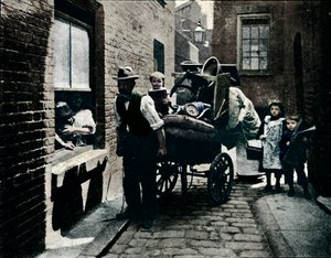 A move in Slumopolis, London, c1901 by Unbekannt