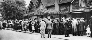 A queue for the zoo on a national holiday, London, 1926-1927 by Unbekannt