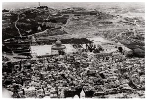 Aerial view of the Mosque of Omar, Jerusalem, Palestine, from a Zeppelin, 1931-1933 by Unbekannt